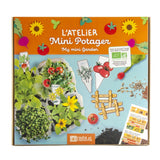 Emballage d'un kit de jardinage pour enfant, il s'agit d'un atelier de mini potager de la marque Radis et Capucine. Sur le coffret il y a une photo de 4 petites portions de potager avec des fleurs, il y a égalment des illustrations de fruits et légumes sur l'emballage