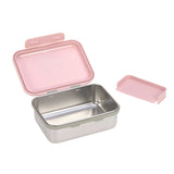 Sur fond blanc, intérieur d’une boîte à goûter en acier inoxydable. Elle possède un couvercle en plastique rose avec un séparateur amovible de la même couleur.