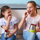 2 jeunes filles qui mange des farises en se regardants, elles tiennent toutes les 2, 2 boites en acier gris