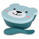 Bol pour enfant de couleur bleu avec une forme de tête d’ours. Le bol est posé sur un fond blanc. Il est équipé d’ couvercle de couleur bleu clair avec des illustrations representant le visage de l’ours. Devant le bol est posée une petite cuillère en silicone.