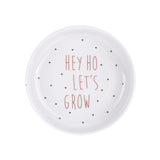 vl3 interieur d'un bol en porcelaine blanc avec une l'inscription : Hey Ho Let's grow