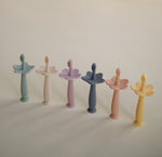 Photo de 6 brosses à dents en silicone pour enfant posées les unes à coté des autres sur la même ligne. Elles sont de couleurs différentes aux ton sable et beige$