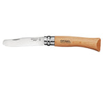 Couteau pour enfant de la marque Opinel. La lame est en acier et a bout arrondi avec de gravé dessus la marque du couetaau pour enfat. Le manche est en bois clair 
