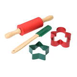  Un rouleau à patisser, une spatule et 2 emportes-pièces, les ustensiles sont de couleurs rouge et vert. Les ustensiles de patisserie sont pour enfant et posés sur un fond blanc
