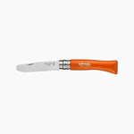 Couteau pour enfant de la marque Opinel. La lame est en acier avec le log de la marque gravée dessys et le manche en bois de couleur orange. il est doté d'une bague de sécurité pour bloqué la lame en poistion ouvert ou fermé, cette bague contient le numéro du couteau : N°7