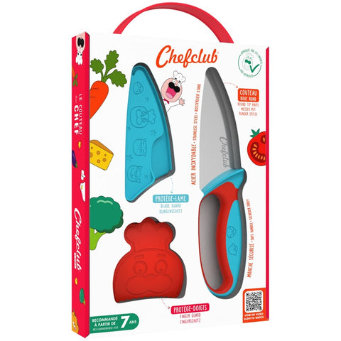 Coffret d'un couteau de cuisine pour enfant présenté dans son emballage. Il y a un couteau avec poignée, un protège lame et un protège doigt. Le coffret est présenté dans une boite blanche avec des illustration colorés. Le protège doigt est rouge et le protège lame bleu
