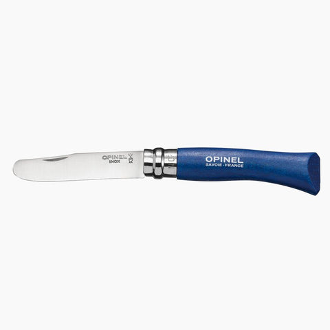 Couteau pour enfant pliable sur fond blanc. Le couteau à un manche en bois de couleur bleu avec la marque Opinel gravé dessus. La lame est arrondie et la marque et le logo Opinel est également gravée dessus