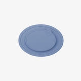 Assiette et set en silicone de couleur bleu indigo de la marque EZPZ gravé  dessus. L'assiette est refermée par son couvercle