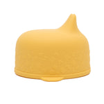 Couvercle en silicone de couleur jaune avec sur le dessous des motifs gravés dans le bec anti fuite. Se sont des petites têtes d'animaux avec des symboles