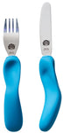  Une fourchette et un couteau aux manches ergonomiques de couleur bleu, posé les un a coté des autres. Les couverts sont en inox avec la marque gravé sur le dessus, il s’agit de la marque Nana’s Manners représenté par une tête de mamie
