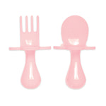 Couverts ergonomique pour enfants rose. Il y a une fourchette et une cuillère, elles sont sur un fond blanc. Le manche est ergonomique et petit, il y a une collerette en forme de fleur sur chaque couverts