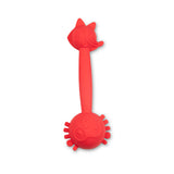 Cuillère en silicone de couleur rouge posée sur un fond blanc. La cuillère est en silicone, elle represente de chaque coté une tête de renard et de l'autre coté une tête de lemurien 