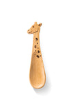 Cuillère pour enfant en forme de girafe posée sur un fond blanc. La cuillère est en bois et le corp de la girafe sert a manger