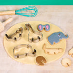 Photo d'un plan de travail avec posé dessus une pâte à biscuits et des des emportes pièces qui forme des animaux de safari