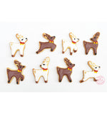 Photos de 8 biscuits en forme d'élans. Les biscuits sont décorés avec un glaçage de couleur blan et marron