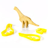 Brachiosaure en biscuit debout et en 3D. Devant le dinosaure il y a les 3 emportes pièces qui ont permis de faire les biscuits, ils sont de couleurs jaune