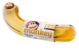 Etui à banane de couleur jaune, avec le couvercle transparent et une tête de petit singe sur le dessus. A l'intérieur de l'étui, il y a une banane. La queue de la banane dépasse légèrement l'étui. L'étui est posé sur un fond blanc. L'étui est fermé avec son emballage de la marque Joie