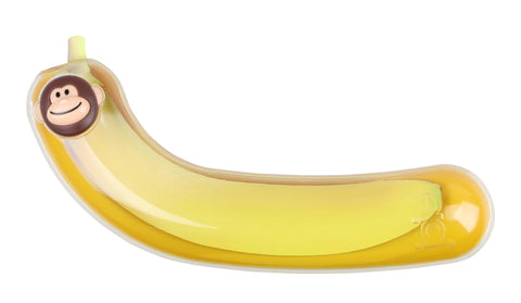 Etui à banane de couleur jaune, avec le couvercle transparent et une tête de petit singe sur le dessus. A l'intérieur de l'étui, il y a une banane. La queue de la banane dépasse légèrement l'étui. L'étui est posé sur un fond blanc