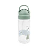 Gourde en plastique sur fond blanc avec un couvercle retractable. La gourde est transparente avec des illustration et un bouchon de couleur verte