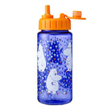 Gourde pour enfant avec un bouteille transparante de couleur bleu foncé avec des illustration d'hippopotame dessus et petites fleurs. Le couvercle est de couleur orange avec une paille intégrée
