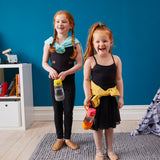 Photo de 2 jeunes filles rousses qui sourires, elles sont devant un mur de couleur bleu. Elles tiennent toutes les 2 dans leurs mains une gourde de sport