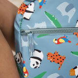 Gros plan sur la fermeture d'un sac a dos pour enfant de couleur bleue pétrole avec des animaux dessus