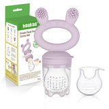 Grignoteuse pour enfant de couleur lavande avec la marque Haakaa de gravée dessus. Son embout est transparent avec une tétine à trou. Son manche a 2 oreilles avec des textures différentes pour soulager les dents des enfants. La grignoteuse est posée a coté de son emballage en carton