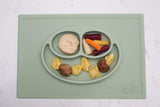 Happy mat vert amende en silicone, 3 compartiments avec de la nourriture: boulettes de viande, pâtes et legumes