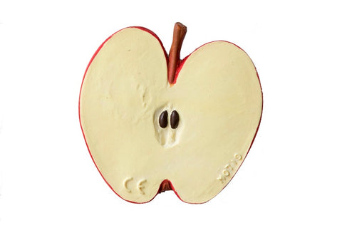 Photo sur fond blanc d'un jouet en caoutchouc a la forme et aux couleurs trés proche de la réalité. il s'agit d'une tranche de pomme avec ses pepin