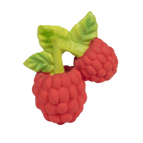 Anneau de dentition pour enfant en forme de grappe de framboises. La marque du jouet est gravé sur un fruit, il s'agit d'Oli & Carol. Le jouet est en caoutchouc et ses couleurs sont trés proches de la réalité