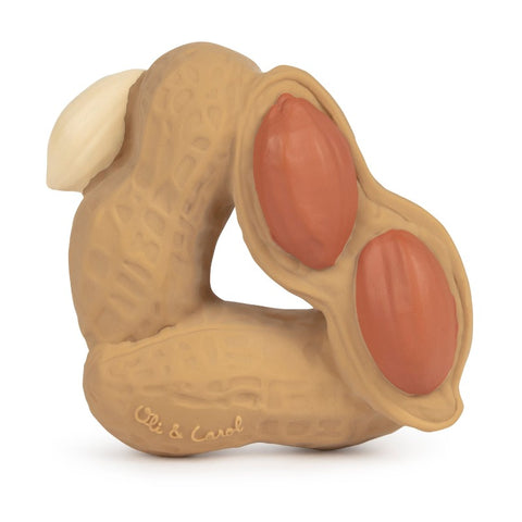 Anneau de dentition pour enfant en forme de cacahuète avec et sans sa coque. La marque du jouet est gravé sur une coque, il s'agit d'Oli & Carol. Le jouet est en caoutchouc et ses couleurs sont trés proches de la réalité