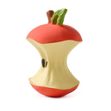 Jouet de dentition en forme de trognon de pomme. Le jouet est trés réaliste et reprend les même couleur et forme qu'une vraie pomme rouge