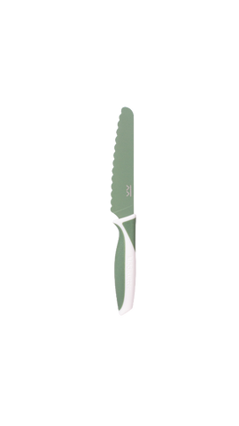 Couteau pour enfant sur un fond transparent. Le couteau est posé à la verticale, il a une lame arrondie et dentelée. La lame du couteau et son manche sont de couleur vert olive 