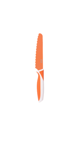 Couteau pour enfant sur un fond transparent. Le couteau est posé à la verticale, il a une lame arrondie et dentelée. La lame du couteau et son manche sont de couleur orange