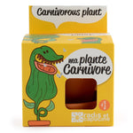 Emballage en carton d’un kit de jardinage pour enfant de la marque Radis et Capucine. Le kit s’appelle Ma plante carnivore. Le coffret est jaune avec une illustration de plante rigolotte.