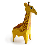 Girafe en carton assemblé pop up sur un fond blanc