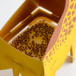 Gros plan sur des graines posé sur une petite boîte en carton de couleur jaunes.