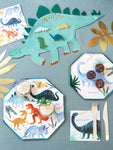Photo d'une table prise par le heu avec de la decoration en vaisselle papier sur le theme des dinosaure