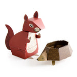 2 animaux pop up en papier assembler sur un fond blanc, il y a une écureuil et un hérisson. 
