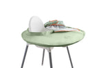 Chaise haute pour enfant de couleur blanc équipée d'un plateau repas en tissuu de couleur vert d'eau