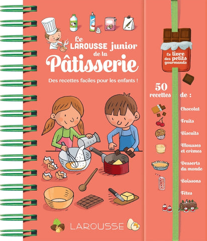 Livre de recette pour enfant: Le larousse junior de l patisserie. La couverture du livre est corail avec un dessin d'enfants qui cuisinent. Le livre est fermé par un élastique avec un marque page en forme de tablette de chocolat