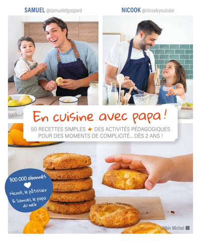 couverture du livre pour enfant : en cuisine avec papa. le livre est illustré avec 2 photo de papa qui cuisine avec leur enfant, la 3eme photo est une pile de gateau avec la main d'un bébé qui prend un gâteau