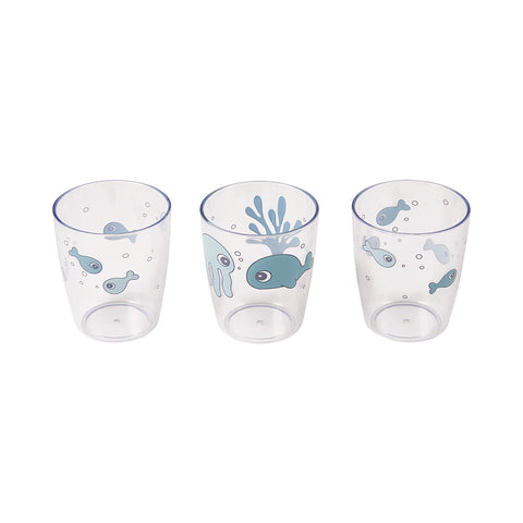 PV Photo de 3 verres pour enfant, les verres sont transparent avec des illustration d'animaux marin bleus. Les verres sont sur un fond blanc