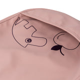 Gros plan sur l'illustration du bavoir pour enfant done by deer avec dessiné un hippopotame et à l'intérieur de la poche une pomme