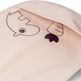 Pb Gros plan sur l'illustration du bavoir pour enfant done by deer avec dessiné un hippopotame et à l'intérieur de la poche une carotte