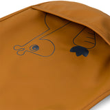 Gros plan sur l'illustration du bavoir pour enfant done by deer avec dessiné une girafe et à l'intérieur de la poche une carotte