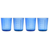 Photo de 4 verres en plastiques disposés les un à coté des autres. Les verres sont en plastiques, avec la marque d'indiqué dessus a l'horizontale : Babycup. Les verres sont gradués. ils sont de 4 couleurs bleu
