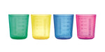 VV Photo de 4 verres en plastiques disposés les un à coté des autres. Les verres sont en plastiques, avec la marque d'indiqué dessus a l'horizontale : Babycup. Les verres sont gradués. ils sont de 4 coulurs différentes : rose, jaune, vert et bleu