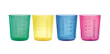 VV Photo de 4 verres en plastiques disposés les un à coté des autres. Les verres sont en plastiques, avec la marque d'indiqué dessus a l'horizontale : Babycup. Les verres sont gradués. ils sont de 4 coulurs différentes : rose, jaune, vert et bleu