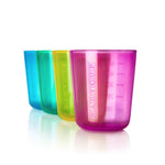V Photo de 4 verres en plastiques disposés les un derriere les autres, en quinconce. Les verres sont en plastiques, avec la marque d'indiqué dessus a l'horizontale : Babycup. Les verres sont gradués. ils sont de 4 coulurs différentes : rose, jaune, vert et bleu